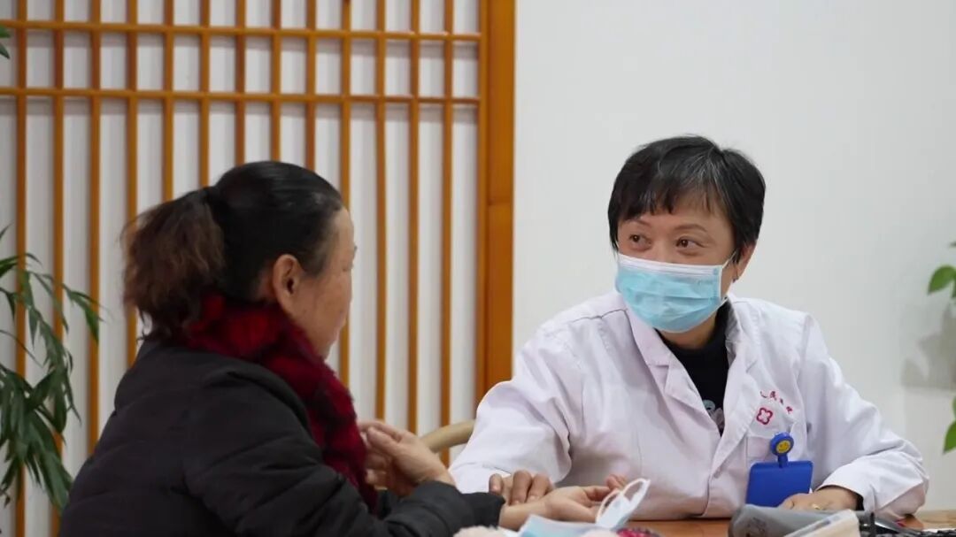 新疆阿克蘇市 順應(yīng)時(shí)節(jié)“冬藏”養(yǎng)生，中醫(yī)調(diào)理受市民青睞